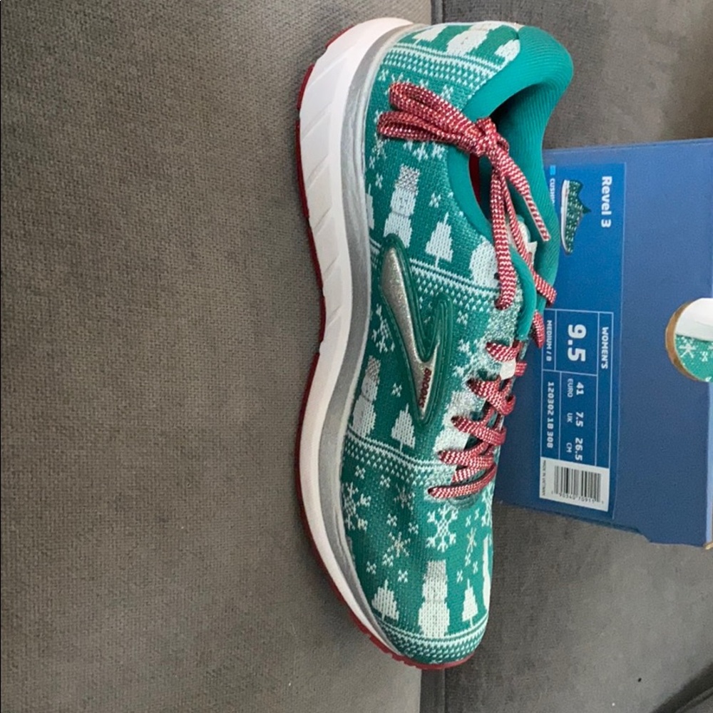 Brooks REVEL 3 - holiday brand new in box sneaker.